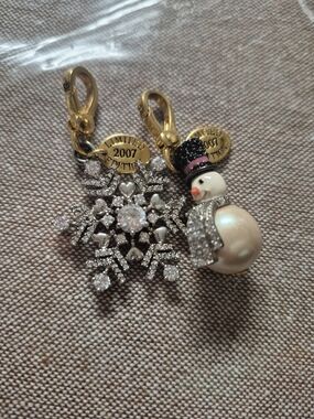 Limited Edition 2007 Gold Snowflake and Pearl Snowman Charm Set
